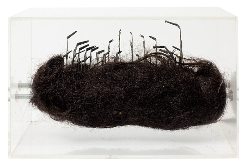 Máquina de escrever, 1996 Cabelo, ferro, plástico e acrílico 20 × 32,5 × 23,5 cm