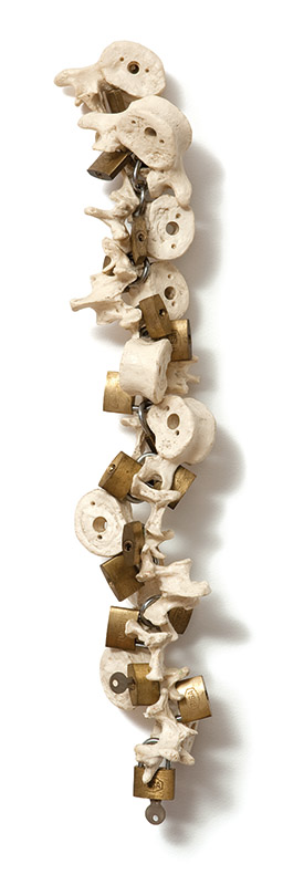 Sem título, 1996 ossos de resina e cadeados 55 × 12 × 11 cm