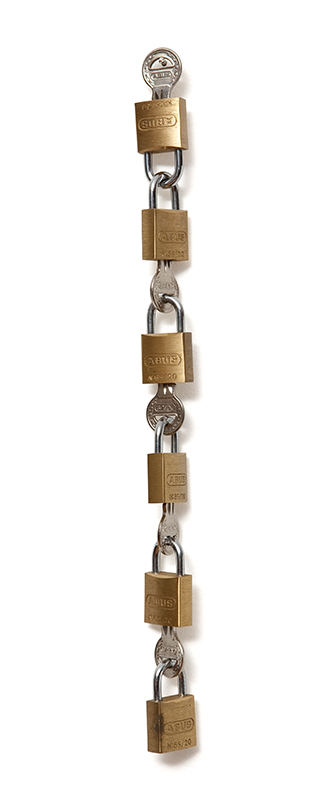Sem título, s/d cadeados e chaves 22 × 9 × 2 cm